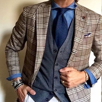 Какие кардиганы носить с коричневым пиджаком мужчине