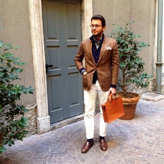 Какие кардиганы носить с коричневым пиджаком мужчине