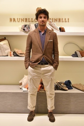 Какие брюки карго носить с коричневым пиджаком