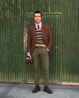 Какие брюки карго носить с коричневым пиджаком