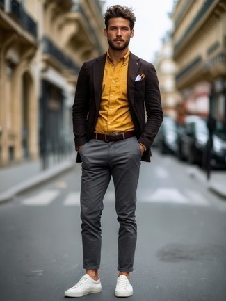 Какие брюки чинос носить с коричневым пиджаком