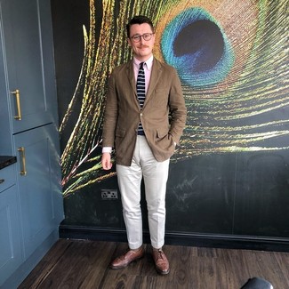 Какие брюки чинос носить с коричневым пиджаком