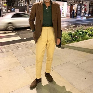 Какие брюки чинос носить с коричневым пиджаком