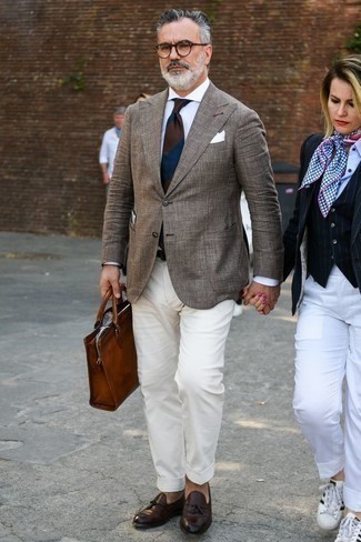 Какие брюки чинос носить с коричневым пиджаком