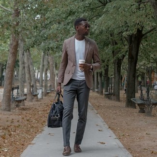 Какие брюки чинос носить с коричневым пиджаком