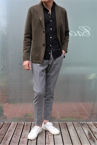 Какие брюки чинос носить с коричневым пиджаком