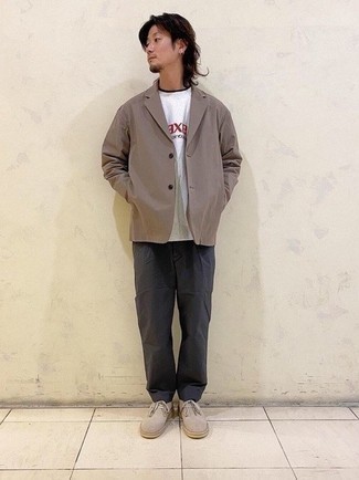 Какие брюки чинос носить с коричневым пиджаком