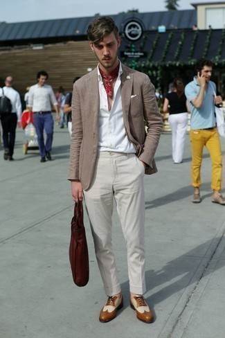 Как носить коричневый пиджак с темно-коричневыми кожаными брогами