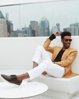 Как носить коричневый пиджак с темно-коричневыми кожаными брогами