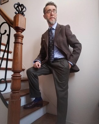 Как носить коричневый пиджак с темно-коричневыми кожаными лоферами мужчине