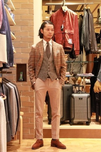 Как носить коричневый пиджак с темно-коричневыми замшевыми брогами