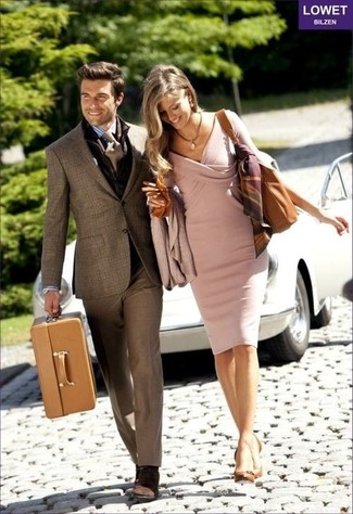 Какие ботинки дезерты носить с коричневым пиджаком