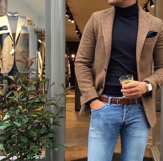 Как носить коричневый пиджак с голубыми джинсами мужчине