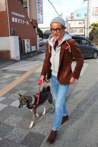 Как носить коричневый пиджак с голубыми джинсами мужчине