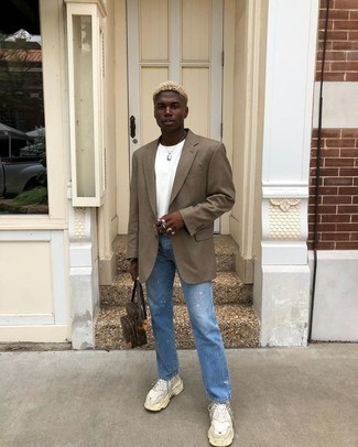 Как носить коричневый пиджак с голубыми рваными джинсами мужчине