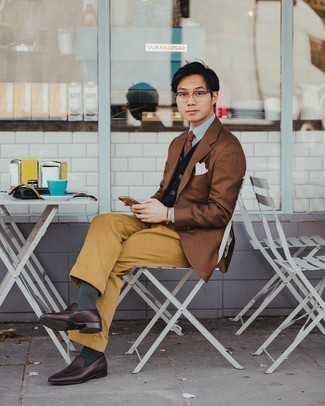 Какие лоферы носить с коричневым пиджаком мужчине