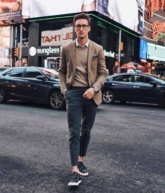 Как носить коричневый пиджак с темно-синими брюками чинос