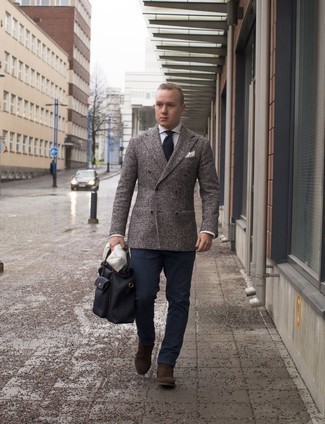 Как носить коричневый пиджак с темно-синими брюками чинос