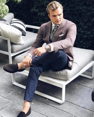 Как носить коричневый пиджак с темно-синими брюками чинос