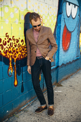 Как носить коричневый пиджак с темно-синими джинсами мужчине