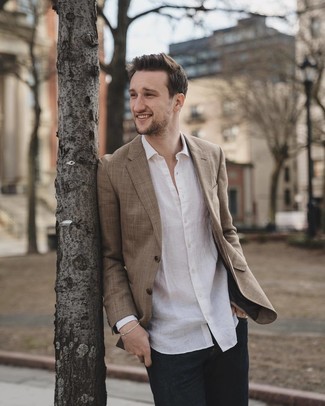 Как носить коричневый пиджак с темно-синими джинсами мужчине