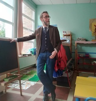 Как носить коричневый пиджак с темно-синими джинсами мужчине