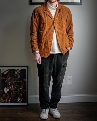 Как носить коричневый пиджак с оливковыми брюками карго