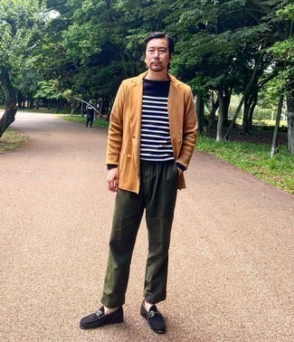 Как носить коричневый пиджак с оливковыми брюками чинос