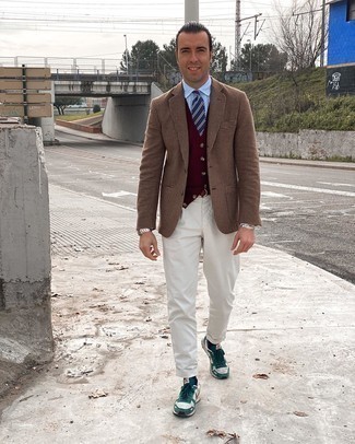 Какие трикотажные жилеты носить с коричневым пиджаком мужчине