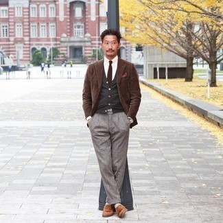 Какие трикотажные жилеты носить с коричневым пиджаком мужчине
