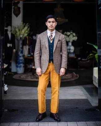 Какие трикотажные жилеты носить с коричневым пиджаком мужчине