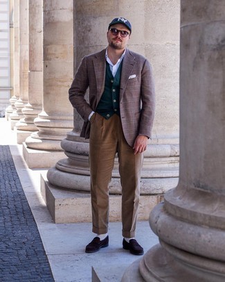 Какие трикотажные жилеты носить с коричневым пиджаком мужчине