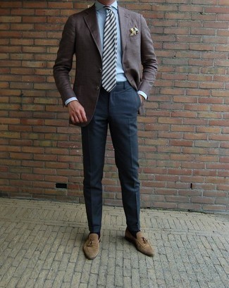 Как носить коричневый пиджак с светло-коричневыми замшевыми лоферами мужчине