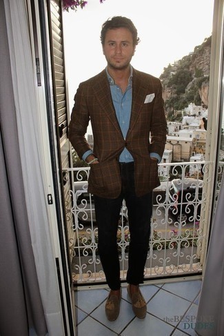 Как носить коричневый пиджак с светло-коричневыми замшевыми лоферами мужчине