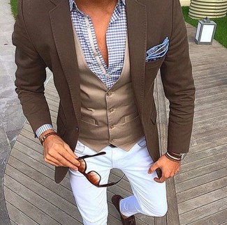 Как носить коричневый пиджак с светло-коричневым жилетом