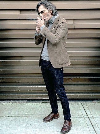 Какие водолазки носить с коричневым пиджаком мужчине