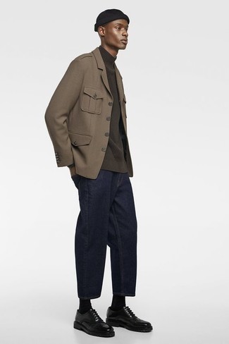 Какие водолазки носить с коричневым пиджаком мужчине