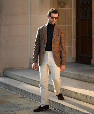 Какие водолазки носить с коричневым пиджаком мужчине