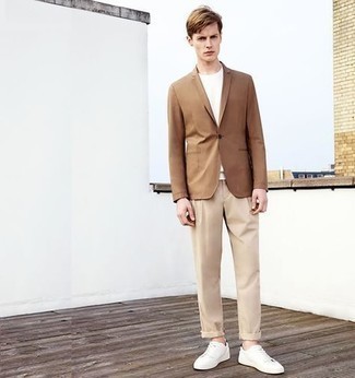 Как носить коричневый пиджак с белыми низкими кедами из плотной ткани мужчине