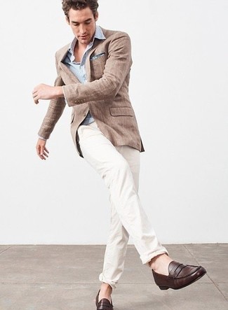 Как носить коричневый пиджак с белыми брюками чинос