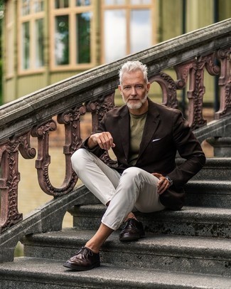 Как носить коричневый пиджак с белыми брюками чинос