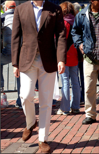 Как носить коричневый пиджак с белыми классическими брюками мужчине