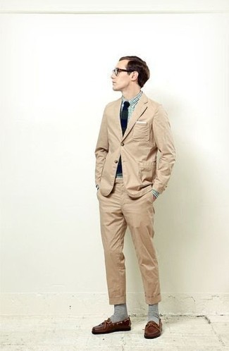 Какие костюмы носить с коричневыми топсайдерами