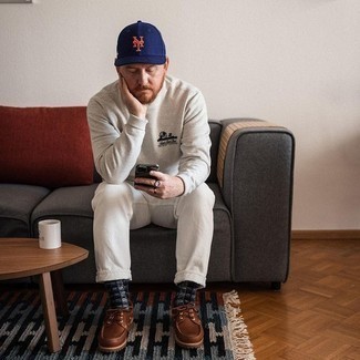 Какие свитшоты носить с коричневыми топсайдерами