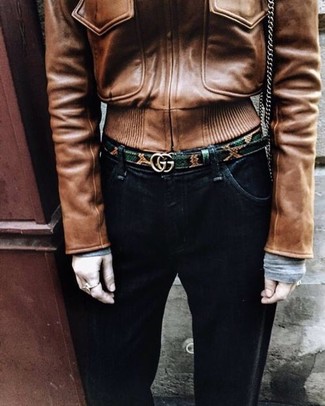 Как носить коричневый бомбер с черными джинсами женщине