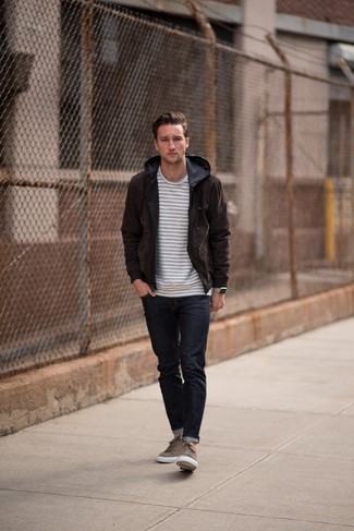 Как носить коричневый бомбер с черными джинсами мужчине