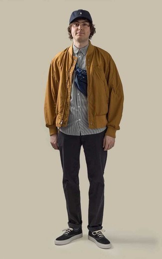 Как носить коричневый бомбер с черными низкими кедами мужчине