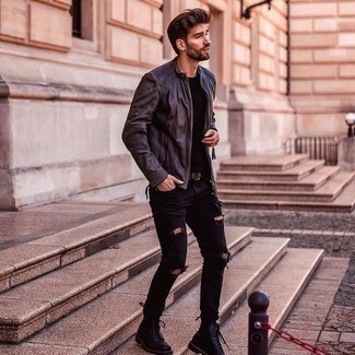 Как носить коричневый бомбер с черными рваными джинсами мужчине