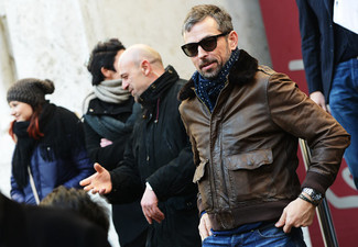 Как носить коричневый бомбер с синими джинсами мужчине