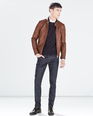 Как носить коричневый бомбер с синими джинсами мужчине